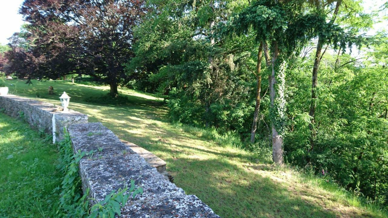 Pierre Deluen Domaine De La Grange De Quaire Bed & Breakfast Chassenon Dış mekan fotoğraf